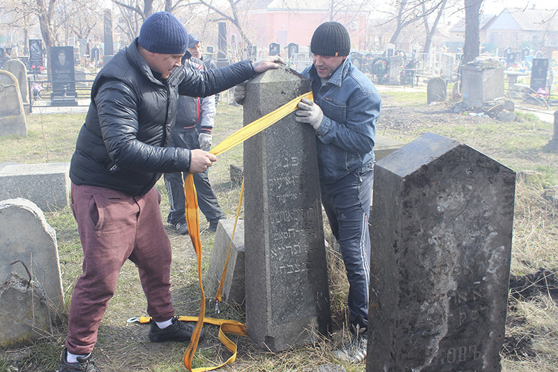 Христиане Павлограда облагородили еврейское кладбище