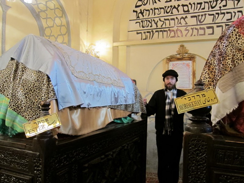 Hamadan_-_Mausoleum_of_Esther_and_Mordechai4