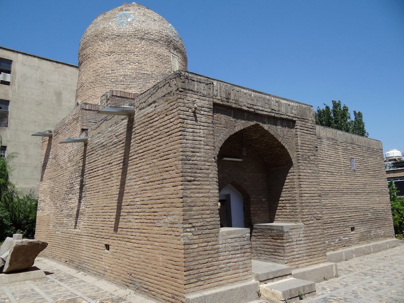 Hamadan_-_Mausoleum_of_Esther_and_Mordechai5