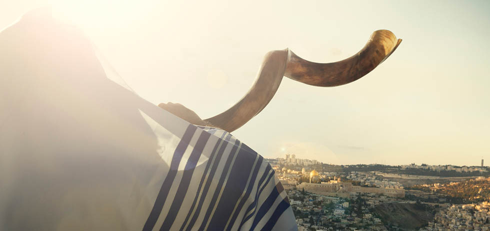 Jewish man blowing the Shofar in Jerusalm