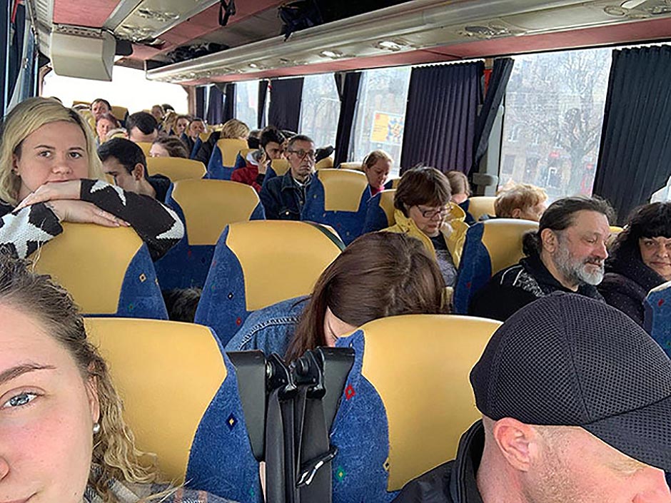 43 автобуса за 45 дней войны: как израильтяне вывозят украинцев и ввозят "гуманитарку"